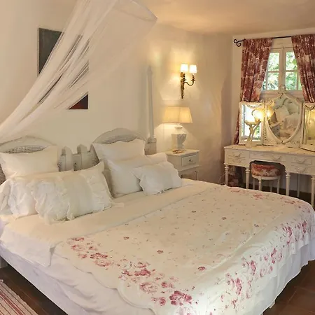 Laetitia Villa *